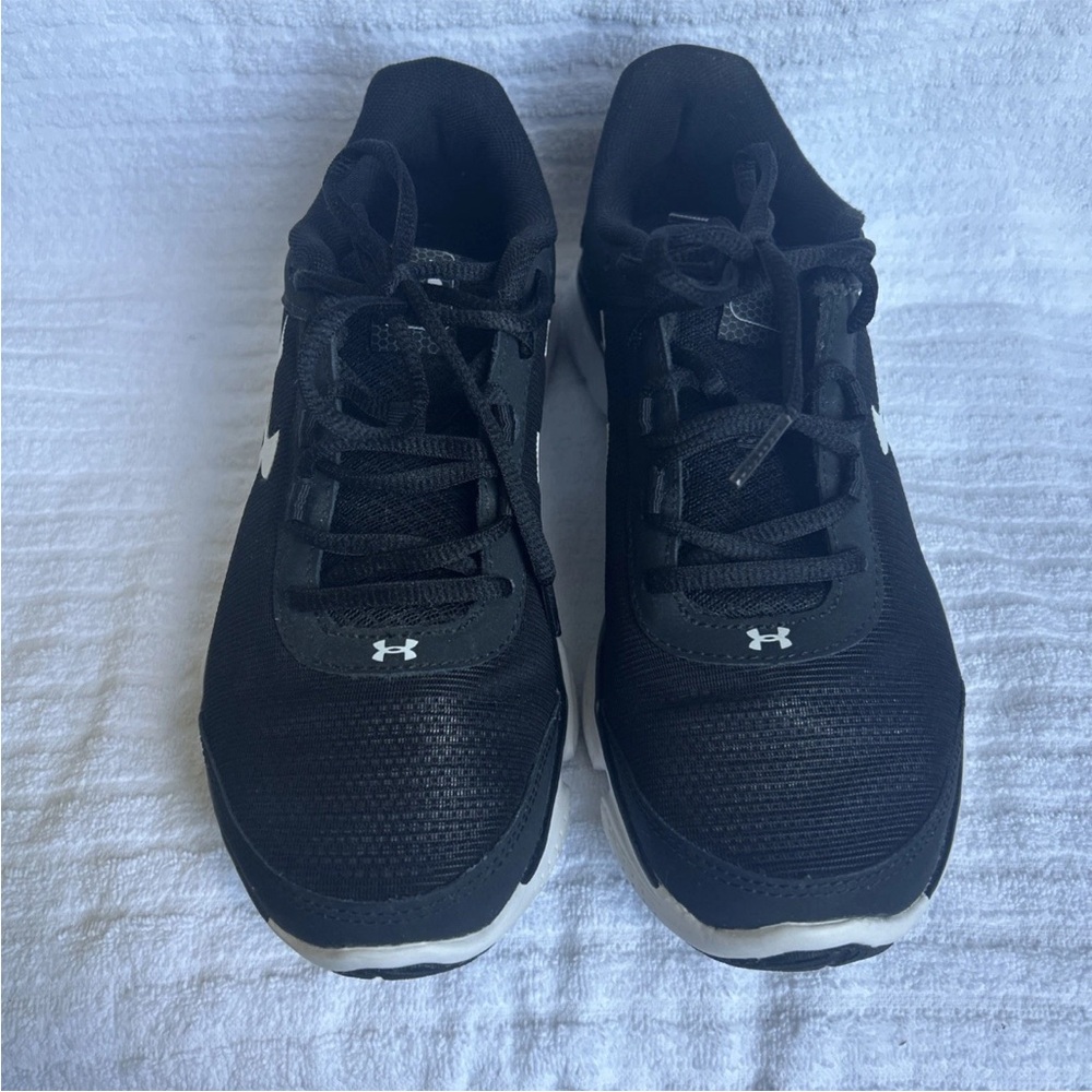 Under Armour Black and White Athletic Shoes Sleek Design Womens 9.5 #3020674-001